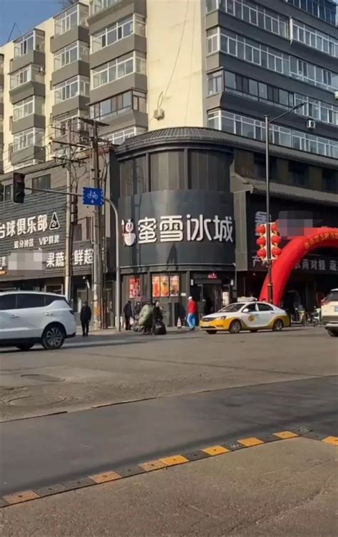 黑底招牌|沿街店铺统一黑底招牌？城市管理不能“一刀切”